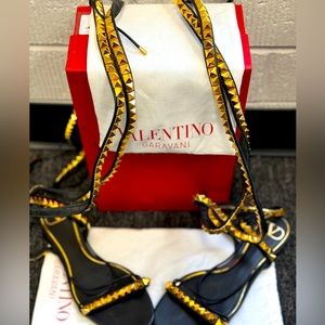 ROCKSTUD GLADIATOR SANDAL IN CALFSKIN WITH STRAPS